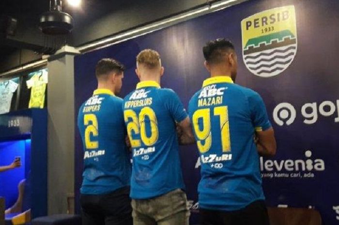 Tiga pemain anyar Persib Bandung (dari kiri ke kanan), Nick Kuiper, Kevin van Kippersluis, dan Omid Nazari, memperlihatkan nomor punggung mereka di Graha Persib Bandung, Jalan Sulanjana, Kota Bandung, Selasa (20/82019).