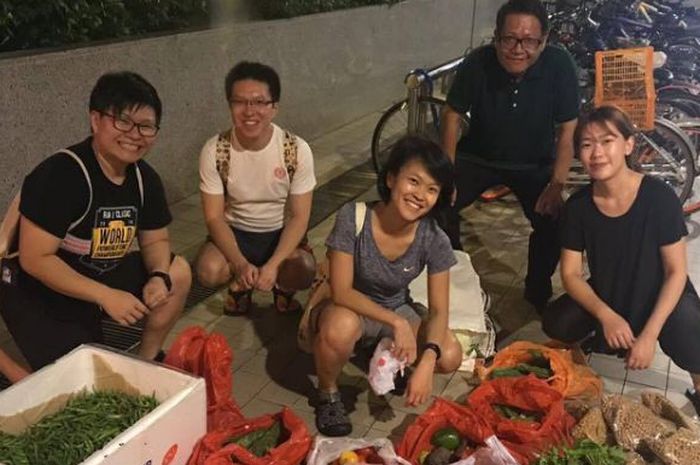 Daniel Tay bersama komunitas freegan mengumpulkan makanan di Singapura.