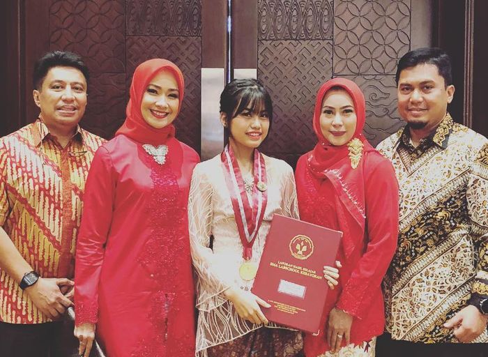 Alya dan mantan suami, Eri, berkumpul untuk rayakan kelulusan putri mereka