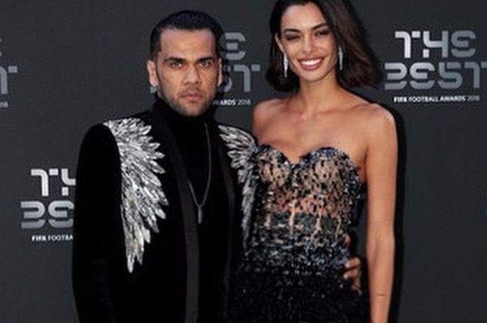 Dani Alves (kiri) dikabarkan telah pisah ranjang dengan istrinya yang bernama Joana Sanz