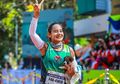 Wanita Ini Lari Maraton 30 Km Sambil Bawa Anak Anjing Terlantar yang Ia Selamatkan