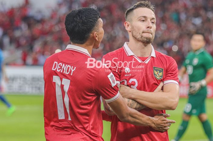 Gelandang timnas Indonesia, Marc Klok, merayakan golnya yang dicetak lewat penalti bersama Dendy Sulistyawan pada laga melawan timnas Thailand di Grup A Piala AFF 2022, Kamis (29/12/2022) di SUGBK, Senayan.