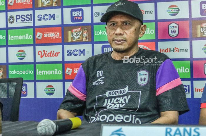 Pelatih RANS Nusantara FC, Rahmad Darmawan, nampak hadir dalam sesi jumpa pers di Stadion Pakansari, Bogor, Jawa Barat, 28 Juli 2022.