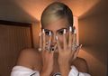 Tren Nail Art Berwarna Putih ala Seleb Hollywood yang Seru Buat Dicoba