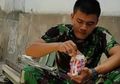 Miris! Demi Menahan Lapar, 2 Anggota TNI di Palu Makan Mi Instan Mentah