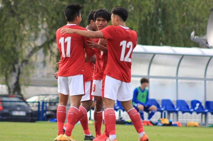 Para pemain timnas U-19 Indonesia merayakan gol Witan Sulaeman ke gawang Dinamo Zagreb, Senin (28/9/2020).