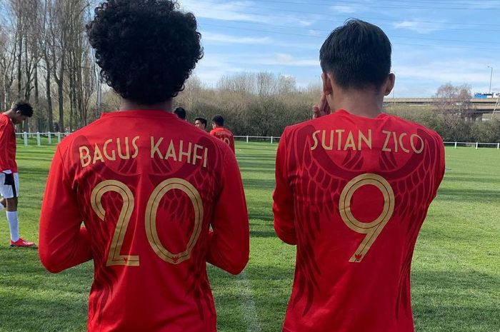 Penyerang Garuda Select, Amiruddin Bagus Kahfi dan Sutan Zico, melakukan persiapan sebelum pertandingan melawan Huddersfield U-18 pada Rabu (20/3/2019).