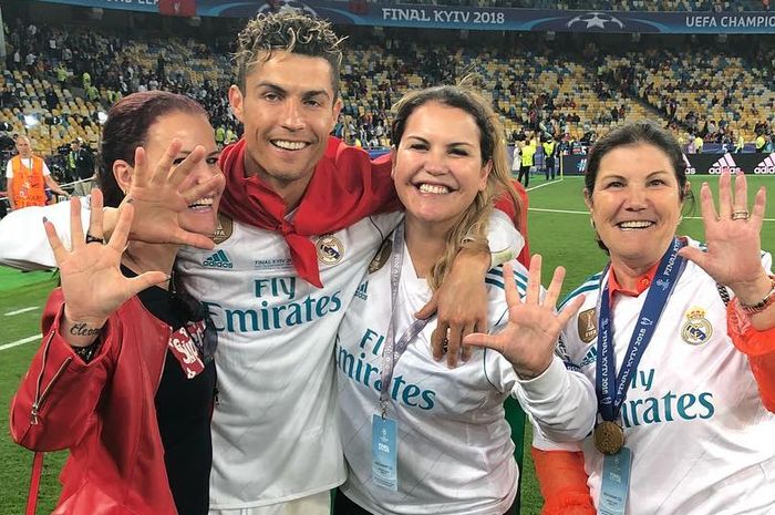 Cristiano Ronaldo bersama dua kakak dan ibunya