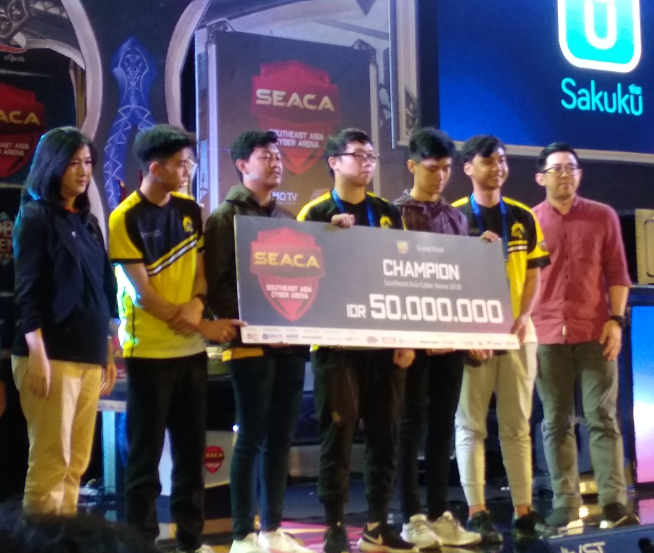 Pembagian hadiah kepada tim yang memenangkan pertandingan di SEACA 2018