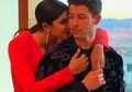 Resmi Dinikahi Nick Jonas, Priyanka Chopra Pakai Gaun Warna-warni saat Gelar Pesta Mehndi!