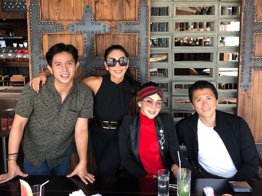 Penampilan Syahrini saat hangout bersama Cakra Khan