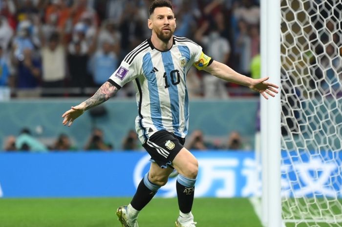 Lionel Messi terlihat masih kesal walau Argentina lolos semifinal