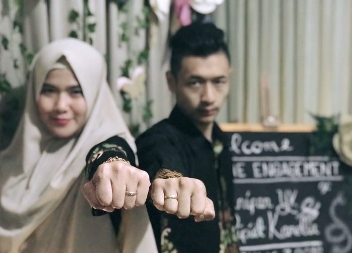 Pipiet dan Hanifan memamerkan cincin pertunangan