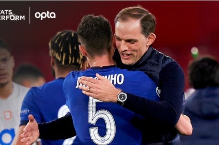 Pelatih Chelsea, Thomas Tuchel, merayakan keberhasilan Chelsea menembus babak semifinal Liga Champions dengan memeluk salah satu gelandangnya, Jorginho.
