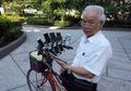 Kakek Ini Pasang 11 Smartphone di Sepedanya untuk Main Pokemon Go!