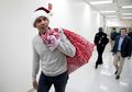 Menyambut Natal, Mantan Presiden Amerika, Barack Obama Jadi Sinterklas