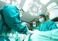 Sering Lihat Dokter Mengenakan Pakaian Hijau Saat Operasi? Ini Alasannya