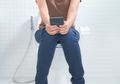 Sering Duduk di Toilet Terlalu Lama sambil Main Gadget? Ini Bahayanya