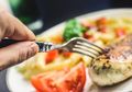 Mengapa Orang Amerika dan Eropa Lebih Suka Gunakan Garpu saat Makan?