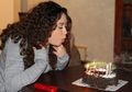 Meniup Lilin Ulang Tahun Membuat Bakteri Menempel pada Kue, Benarkah Begitu?