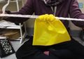 Bisa Mengurangi Sampah Plastik, Buat Tas Serut dari Plastik Bekas, yuk!