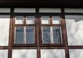 Mengapa Jendela atau Pintu Kayu Bisa Memuai dan Menyusut?