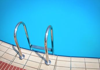 Baunya Cukup Menyengat, Apa Fungsi Kaporit di Air Kolam Renang?