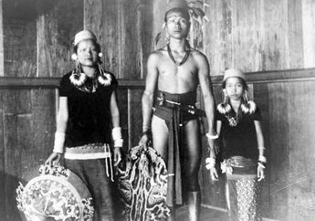 Memanjangkan Cuping Telinga, Simbol Kecantikan Suku Dayak Kalimantan