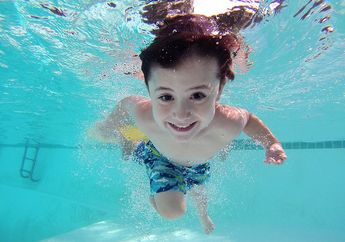 3 Manfaat Melakukan Gaya Dada atau Gaya Katak Saat Berenang