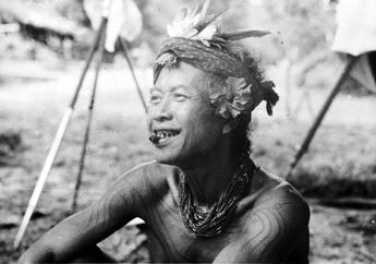 Seni Merajah Tubuh dan Gigi Runcing Simbol Kecantikan Suku Mentawai