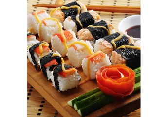 Mmm, Lezatnya Makan Sushi Buatan Sendiri untuk Berbuka Puasa!