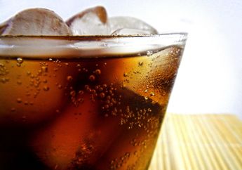 3 Makanan yang Sebaiknya Tidak Dikonsumsi Bersama Minuman Soda