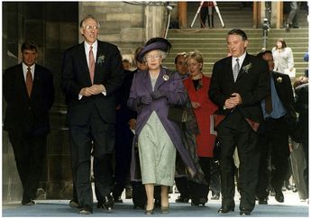 Tak Memiliki Paspor, Ratu Elizabeth II Bisa Pergi ke Negara Mana Saja