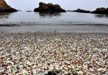 Bukan Pasir, Permukaan Pantai Ini Malah Banyak Terdapat Kaca