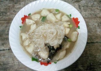 Semangkuk Tekwan di Tengah Hujan untuk Laras dan Bapak