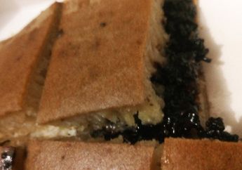 Bercerita dengan Kakek Ditemani Sepotong Martabak Manis