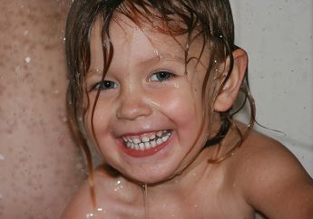 Hentikan 5 Kebiasaan Saat Mandi Ini Agar Kulit Kita Tidak Kering