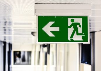 Petunjuk Pintu Darurat Kebanyakan Berwarna Hijau, Apa Alasannya?