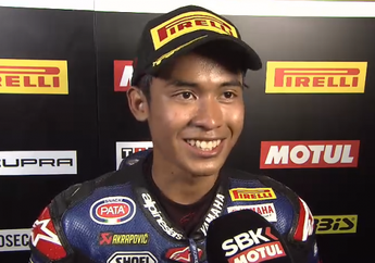 Pembalap Motor Asal Indonesia Rayakan Kemenangan dengan Pakai Blangkon
