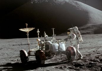 Palu dan Bulu yang Dijatuhkan di Bulan, Manakah yang Lebih Dulu Menyentuh Permukaan?