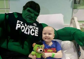 Polisi Ini Pakai Kostum Superhero Saat Kunjungi Anak-anak yang Sakit