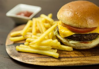 Ternyata Ada Cara Tepat Makan Burger Agar Tidak Berantakan, lo!