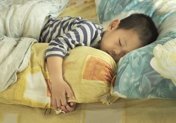 Jangan Lupa Siapkan Guling Sebelum Tidur, Ternyata Tidur Memeluk Guling Punya Banyak Manfaat Kesehatan
