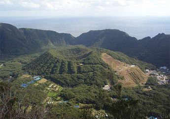 Di Pulau Aogashima, Penduduknya Tinggal di Dalam Kawah