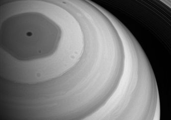 Pusaran Berbentuk Segi Enam di Kutub Utara Planet Saturnus