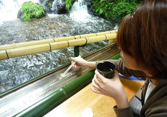 Nagashi-Somen, Tradisi Unik Makan Mi yang Meluncur di Atas Bambu