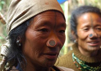 Kisah Sedih di Balik Tradisi Menato Wajah dan Melubangi Hidung Suku Apatani