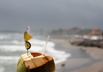 Mengapa Minum Air Kelapa Bisa Mengatasi Gejala Keracunan Makanan?