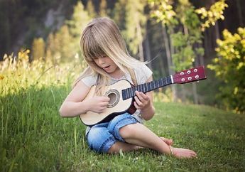 Bermain Alat Musik Dapat Meningkatkan Daya Ingat! Simak 5 Manfaat Bermain Musik Lainnya