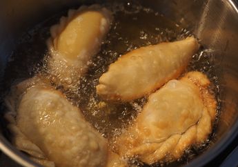 Saat Menggoreng, Kenapa Minyak Bisa Bercipratan ke Berbagai Arah, ya?